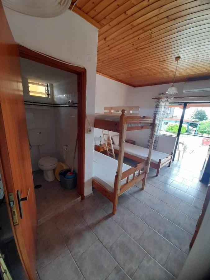 Christina Sunny Rooms Loútsa エクステリア 写真