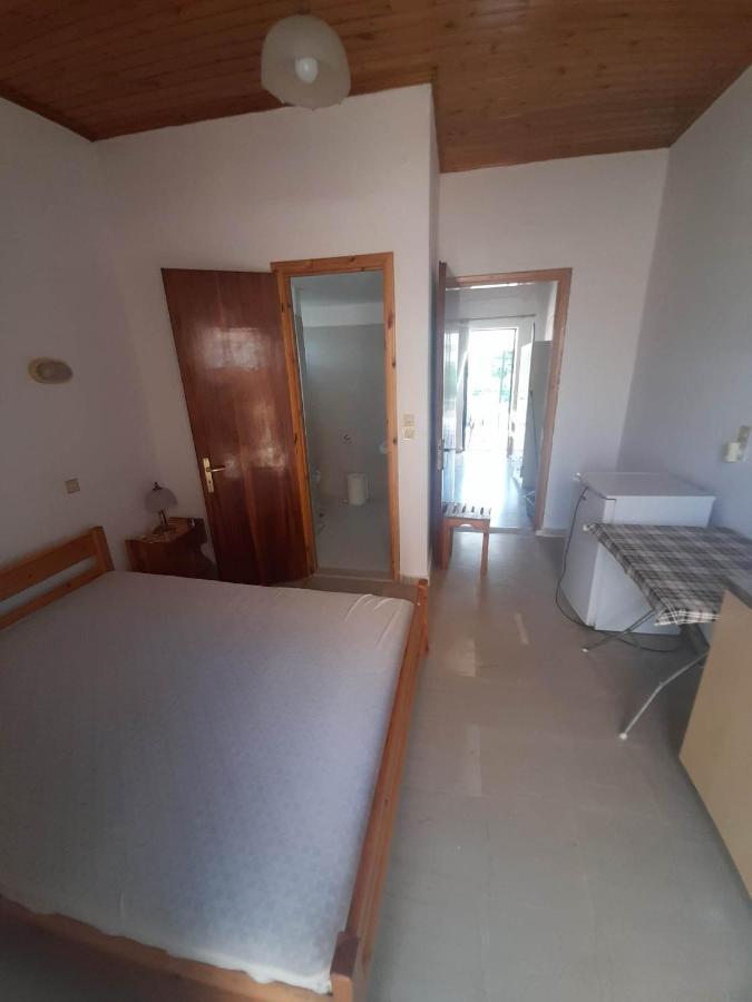 Christina Sunny Rooms Loútsa エクステリア 写真