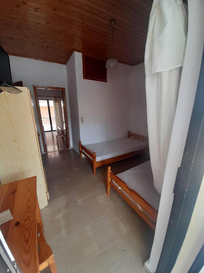 Christina Sunny Rooms Loútsa エクステリア 写真