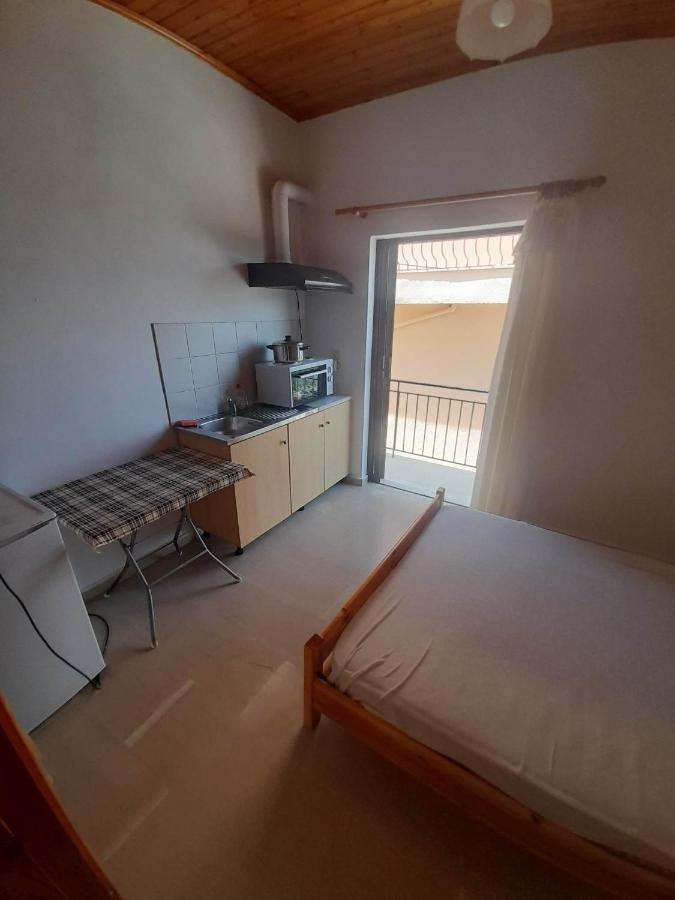 Christina Sunny Rooms Loútsa エクステリア 写真