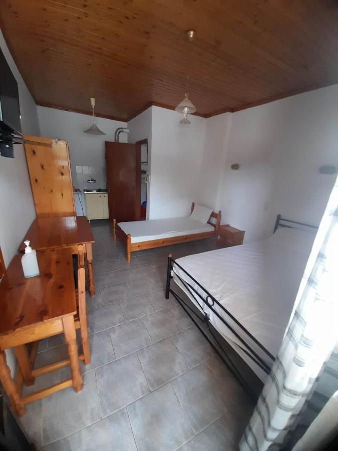 Christina Sunny Rooms Loútsa エクステリア 写真