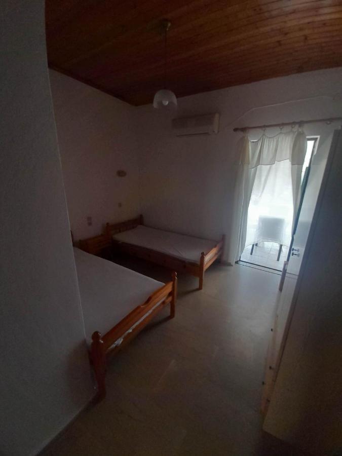 Christina Sunny Rooms Loútsa エクステリア 写真